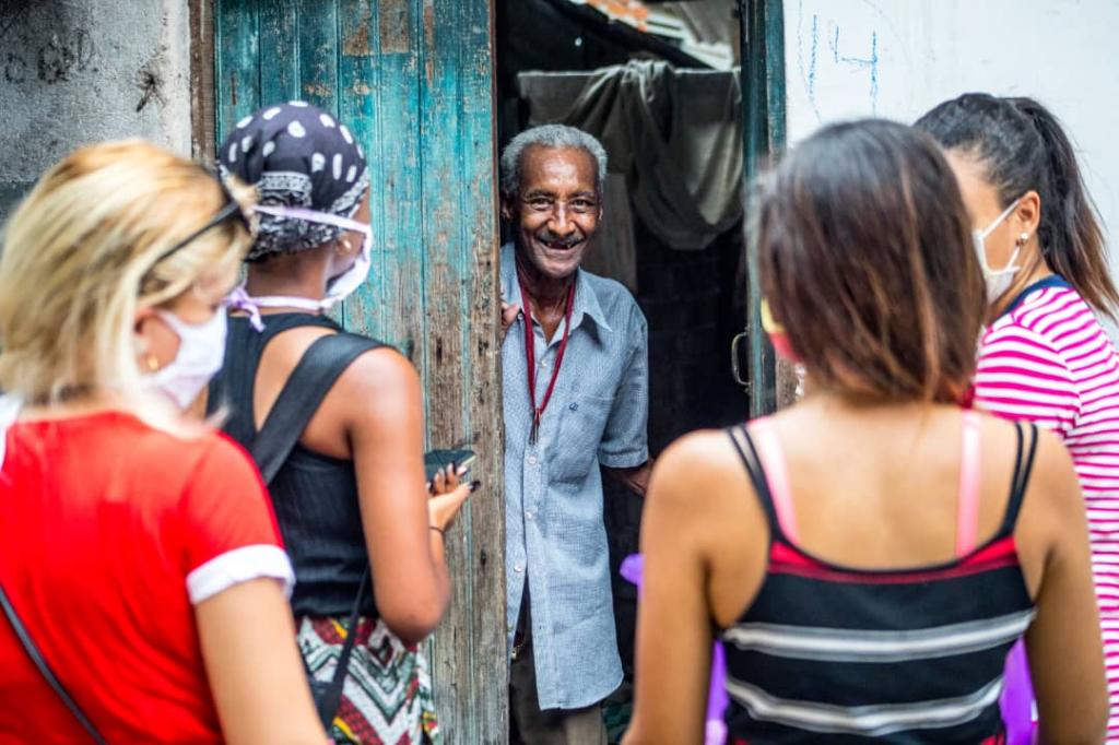 A Santiago de Cuba si combatte la pandemia anche con le visite a domicilio e le cure mediche per gli anziani soli